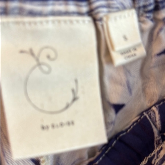 Blue and White Tropical Print Capris with Flowing Silhouette - Picture 4 of 5